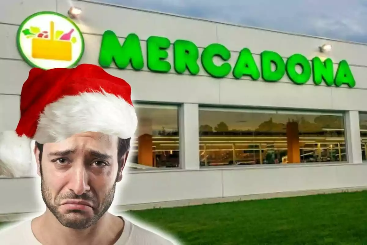 Un home amb gorra de Nadal llueix trista davant d'un supermercat Mercadona.