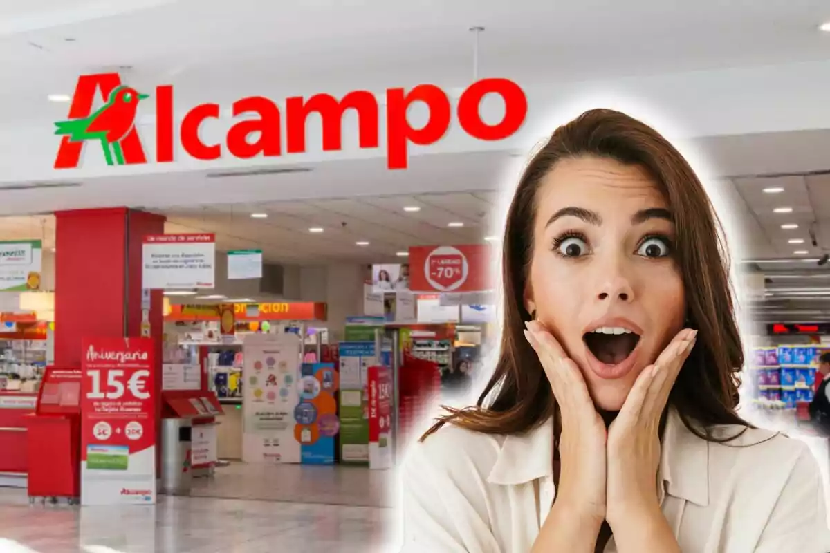 Mujer sorprendida frente a la entrada de un supermercado Alcampo.