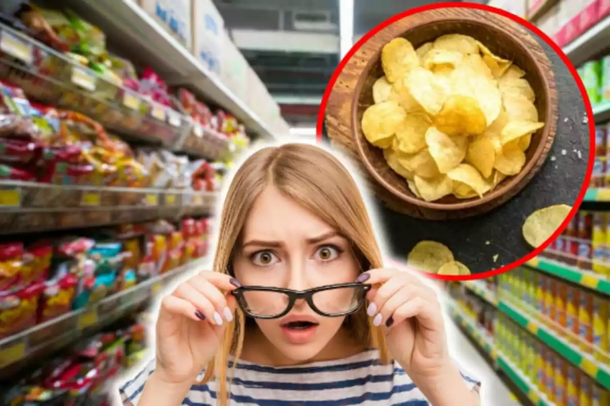 Una dona sorpresa en un passadís de supermercat amb una imatge de papes fregides en un cercle vermell.