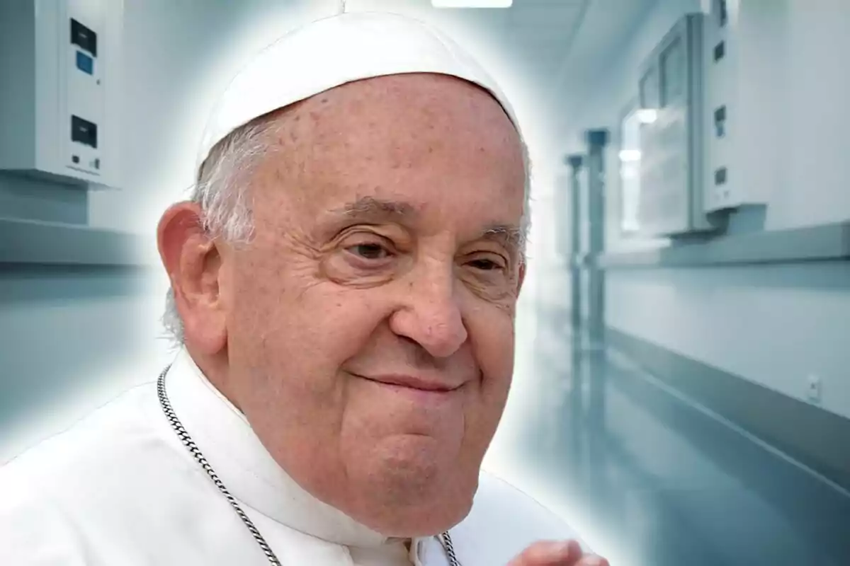 Montaje de fotos de primer plano del Papa Francisco con un hospital de fondo.