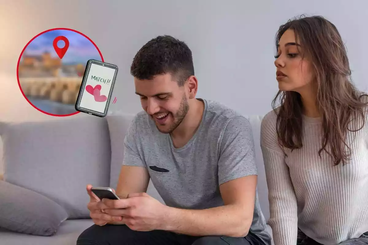 Muntatge de fotos amb la imatge d'una parella mirant el mòbil en un sofà i una imatge desenfocada en un cercle amb una app de cites