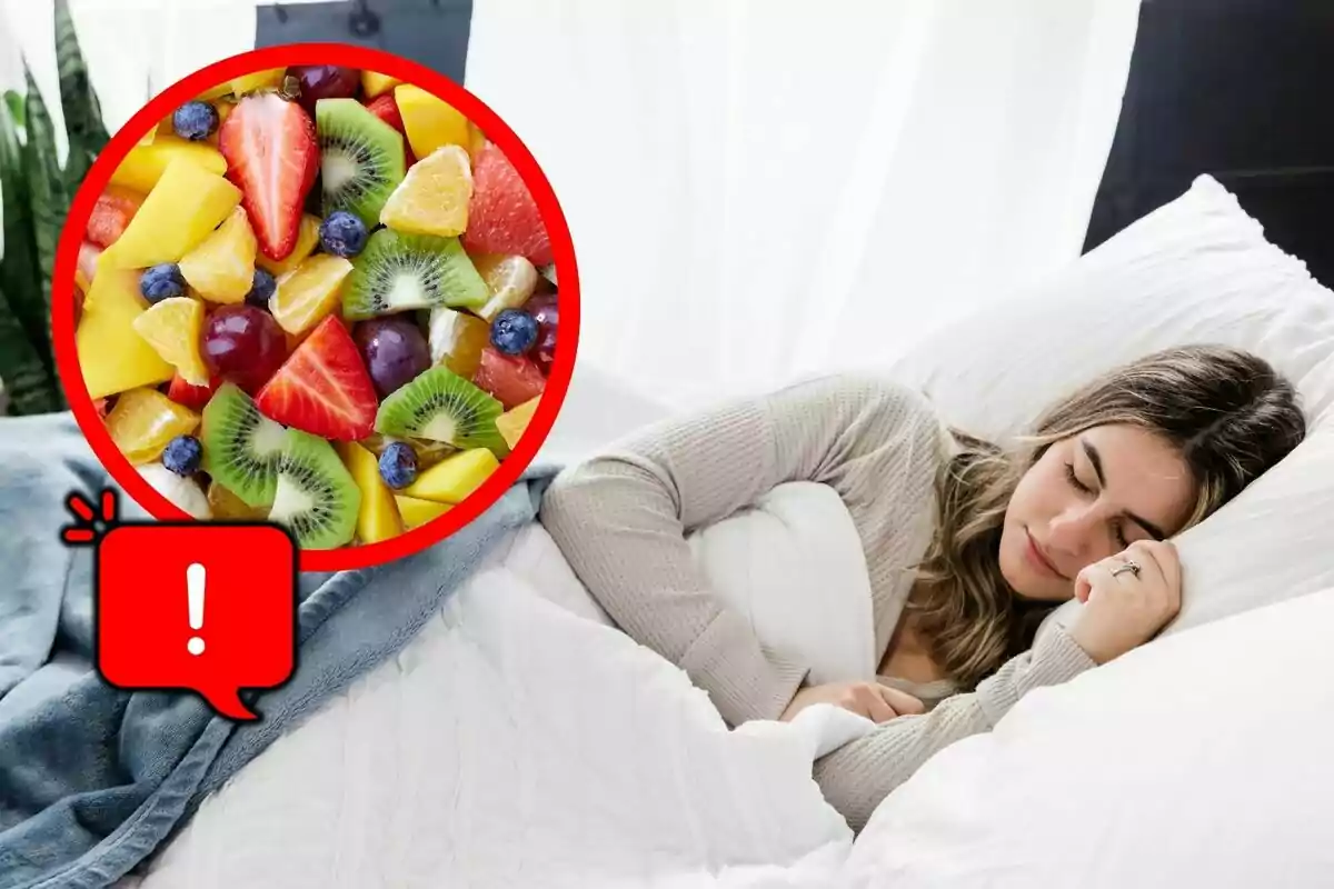 Una mujer duerme plácidamente en su cama mientras un círculo resalta una colorida variedad de frutas con un signo de exclamación en un cuadro de diálogo rojo.