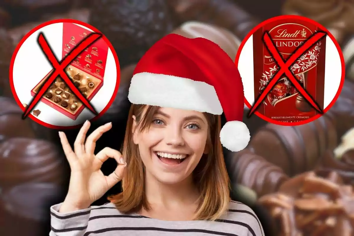 Una persona somrient amb gorra de Nadal fa un gest de "ok" mentre dues caixes de xocolates estan ratllades al fons.