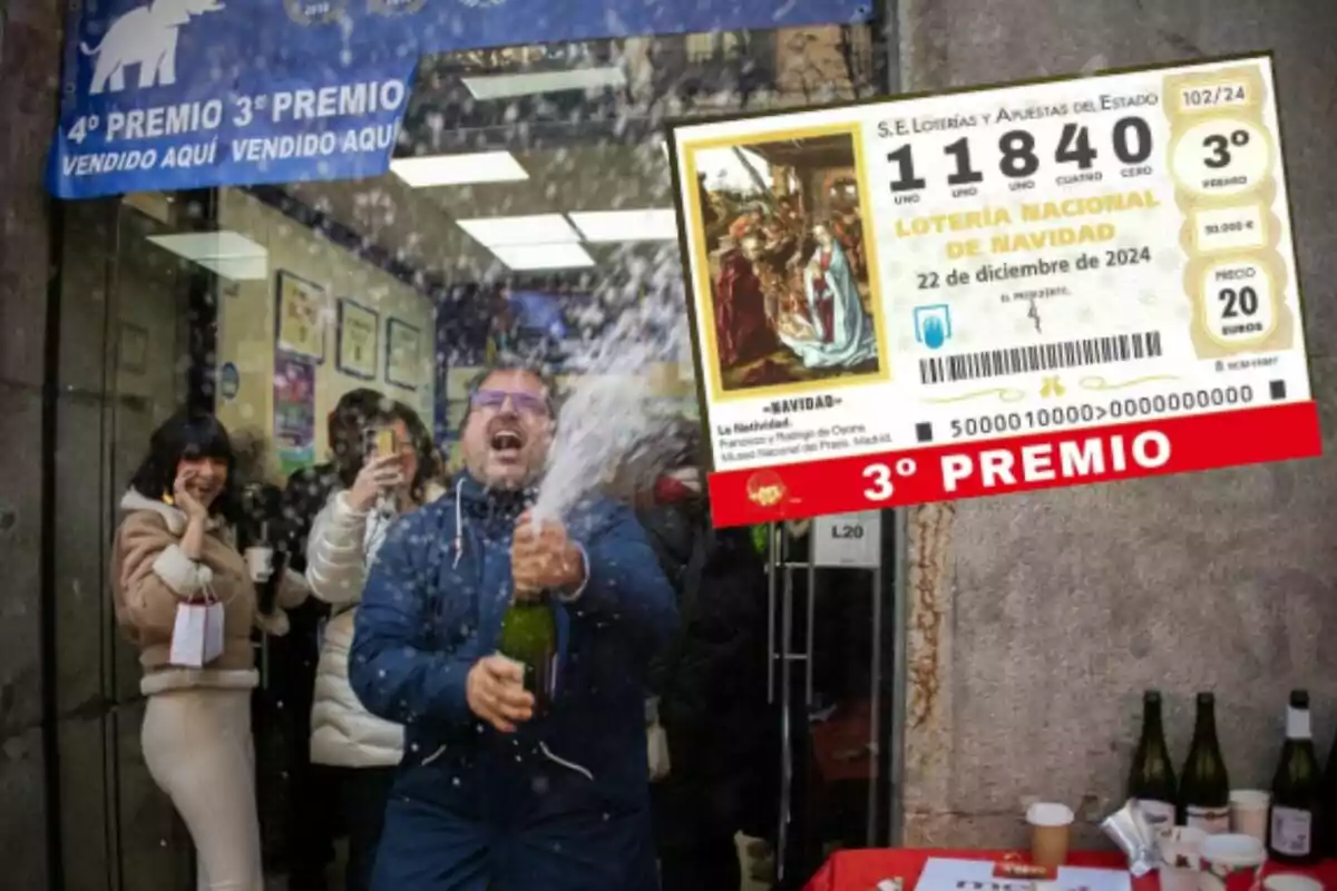 Un grup de persones celebra amb xampany davant d'una administració de loteria que ha venut una butlleta guanyadora del tercer premi de la Loteria de Nadal.