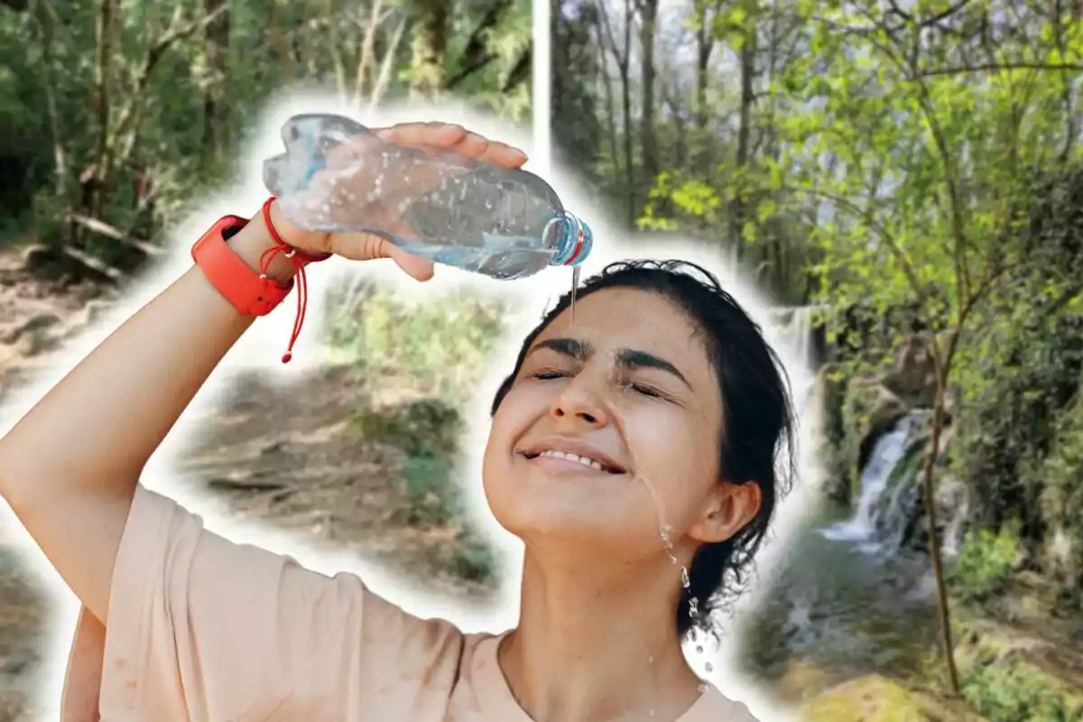 Una persona es refresca amb aigua a la cara mentre gaudeix d'un entorn natural amb arbres i una cascada.