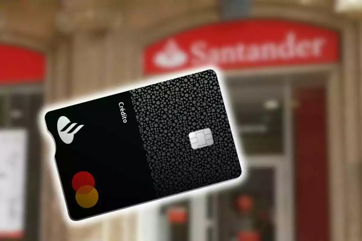 Targeta de crèdit negra del Banco Santander amb disseny de cercles en relleu davant d'una sucursal bancària. Targeta de crèdit negra del Banco Santander amb disseny de cercles en relleu davant d'una sucursal bancària.