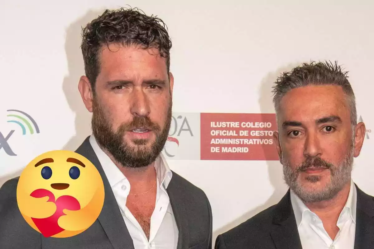 Muntatge amb un primer pla de Fran Antón i Kiko Hernández seriosos en un photocall junts i un emoji enamorat