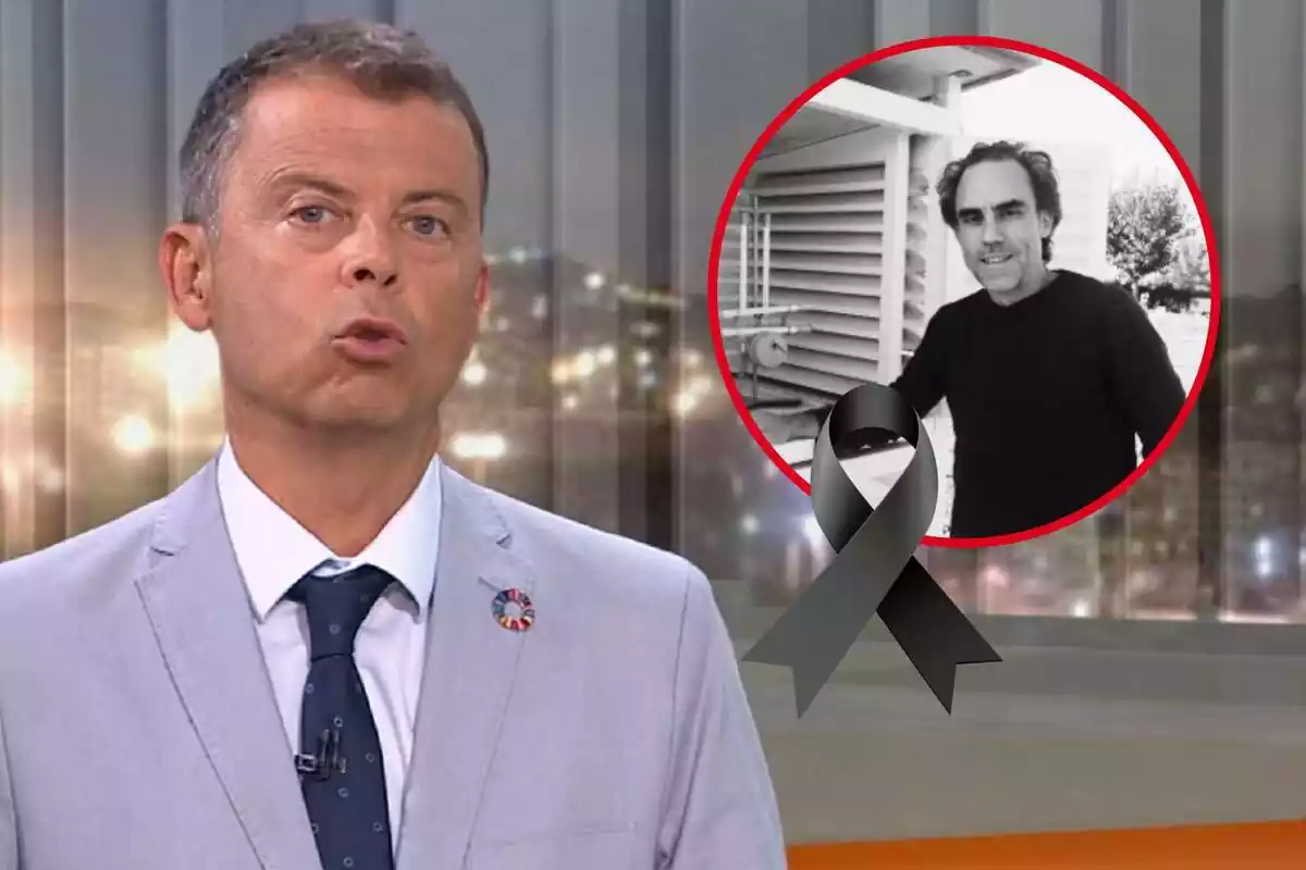 Muntatge de Francesc Mauri parlant amb un vestit gris i una corbata blava, Albert Borràs en una imatge en blanc i negre i un llaç negre