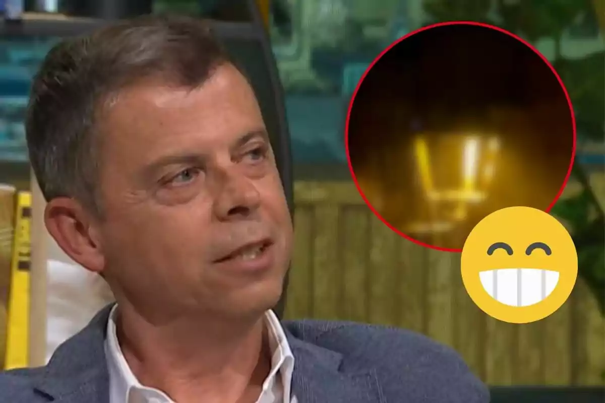 Francesc Mauri somrient en un programa de televisió amb un emoji de somriure i un cercle vermell ressaltant un objecte brillant al fons.