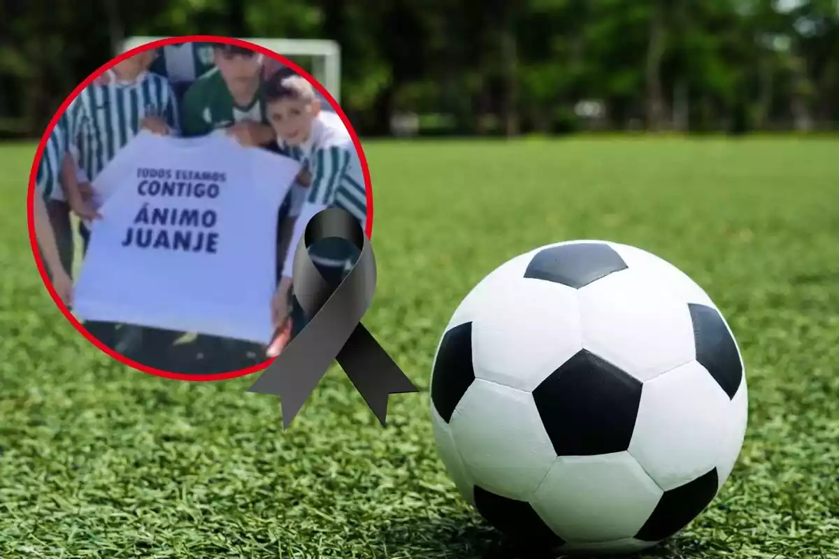 Una pilota de futbol sobre la gespa, amb un llaç negre i al cercle, una samarreta de suport a Juanje