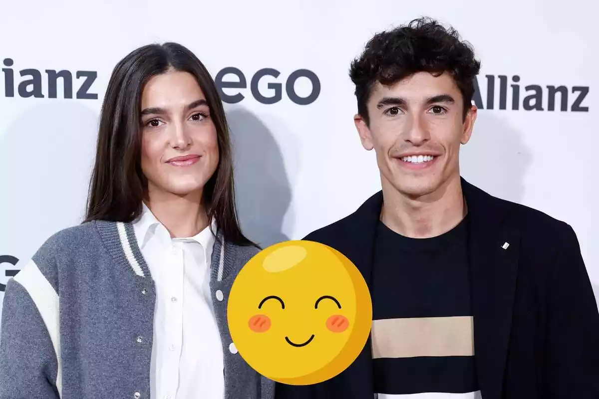 Muntatge amb Gemma Pinto amb jaqueta grisa i Marc Márquez amb americana junts somrient amb un emoji feliç