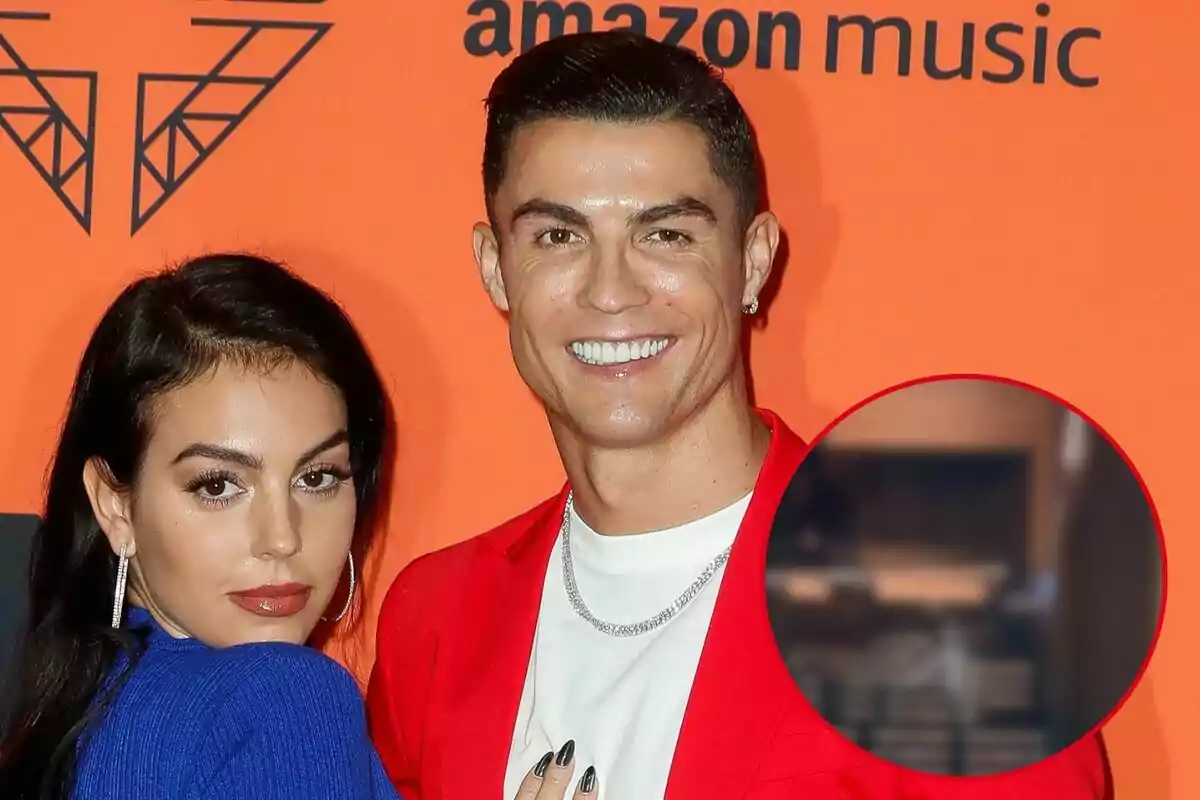 Georgina Rodríguez i Cristiano Ronaldo posant en un esdeveniment amb un fons taronja i el logotip d'Amazon Music.