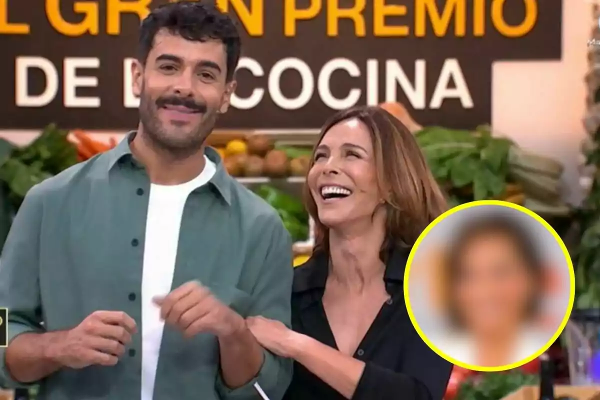 Germán González i Lydia Bosch somriuen al plató d'El Gran Premi de la Cuina amb una fotografia difuminada d'Adela González dins d'un cercle groc.