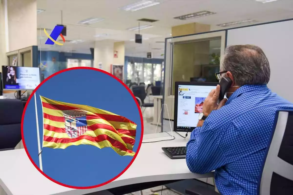 Un funcionari d?Hisenda atén el telèfon, i al cercle, la bandera d?Aragó