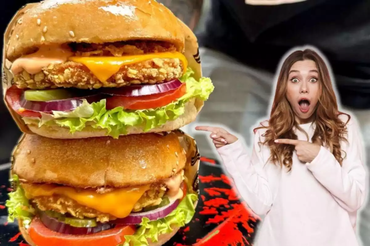 Muntatge de dues hamburgueses, una a sobre de l'altra, i una noia sorpresa assenyalant de banda amb un jersei blanc