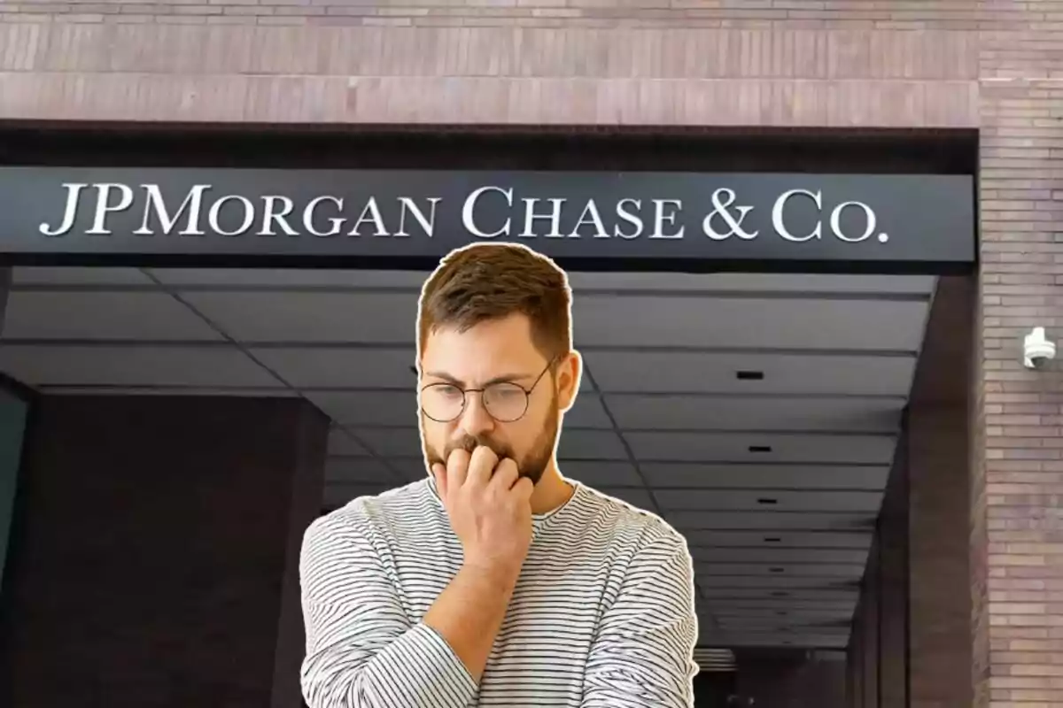 Un hombre con gafas y expresión pensativa frente a un edificio de JP Morgan Chase & Co.