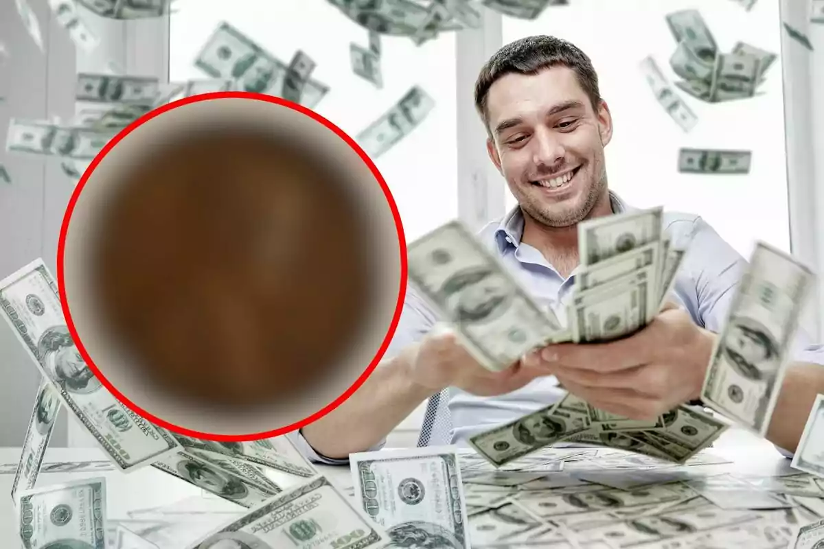 Un hombre sonriente cuenta billetes de dólar mientras estos caen a su alrededor, con un círculo borroso en primer plano.