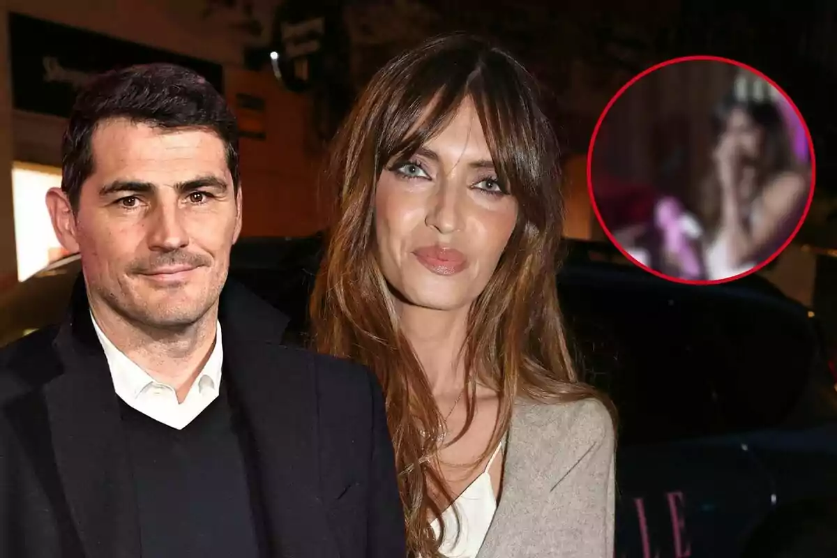 Íker Casillas i Sara Carbonero posant per a una foto en un esdeveniment nocturn amb un cercle a la cantonada superior dreta que mostra una imatge borrosa d'una persona.