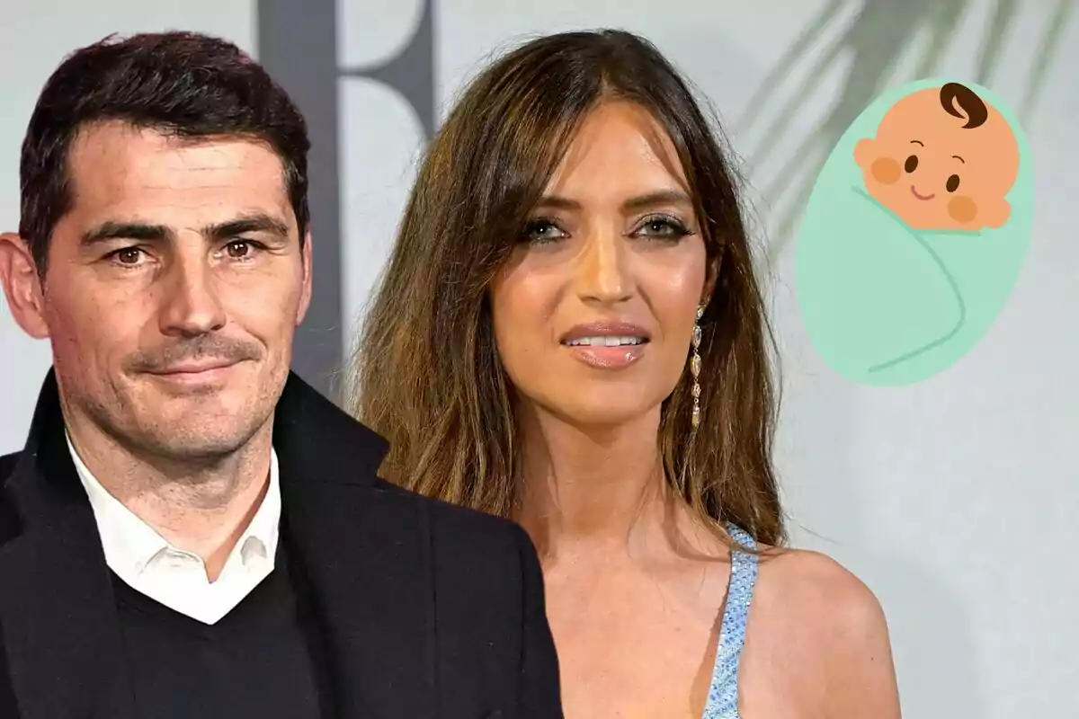 Iker Casillas i Sara Carbonero posant per a una foto amb un dibuix d'un bebè embolicat en una manta verda a la cantonada superior dreta.