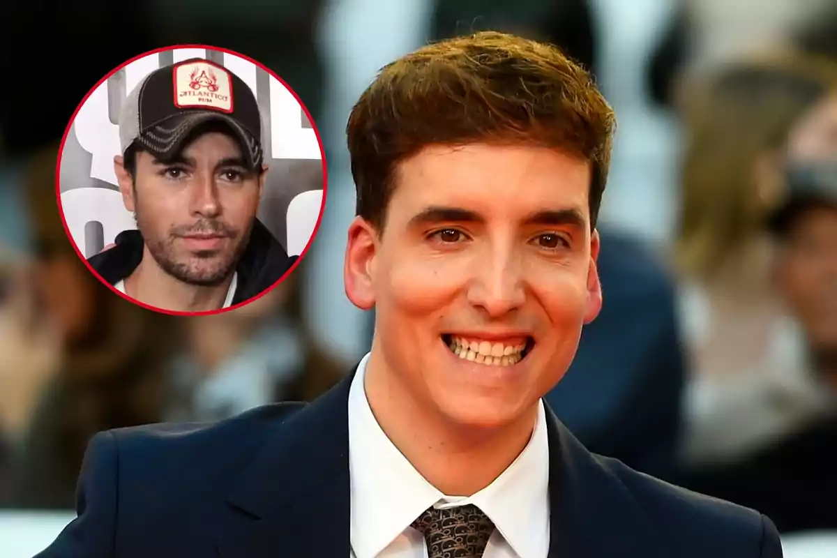 Xuso Jones sonriente en un evento con un recuadro que muestra a Enrique Iglesias con gorra.