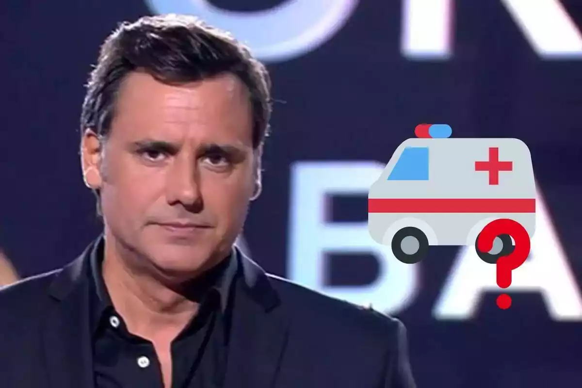 Muntatge d'Ion Aramendi seriós amb una camisa negra, una ambulància i un interrogant vermell