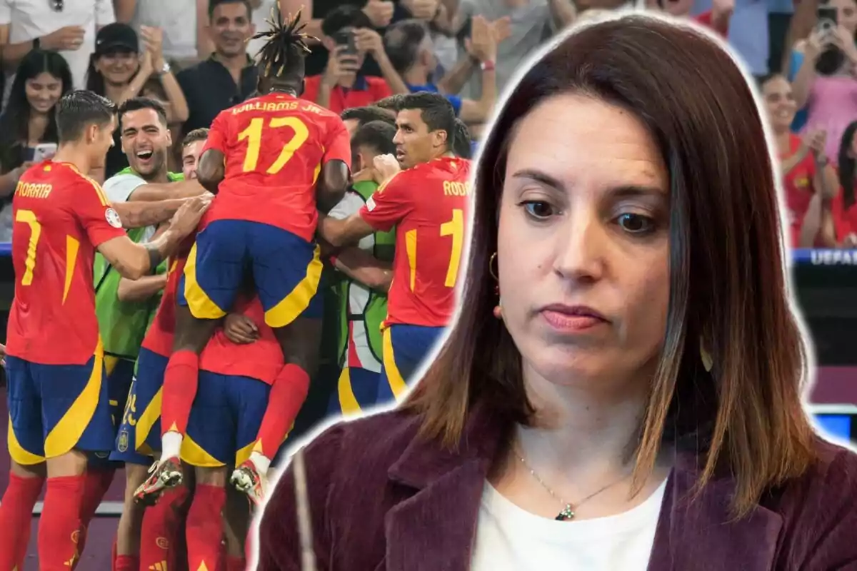 Irene Montero amb expressió seriosa en primer pla i un grup de jugadors de futbol celebrant al fons.