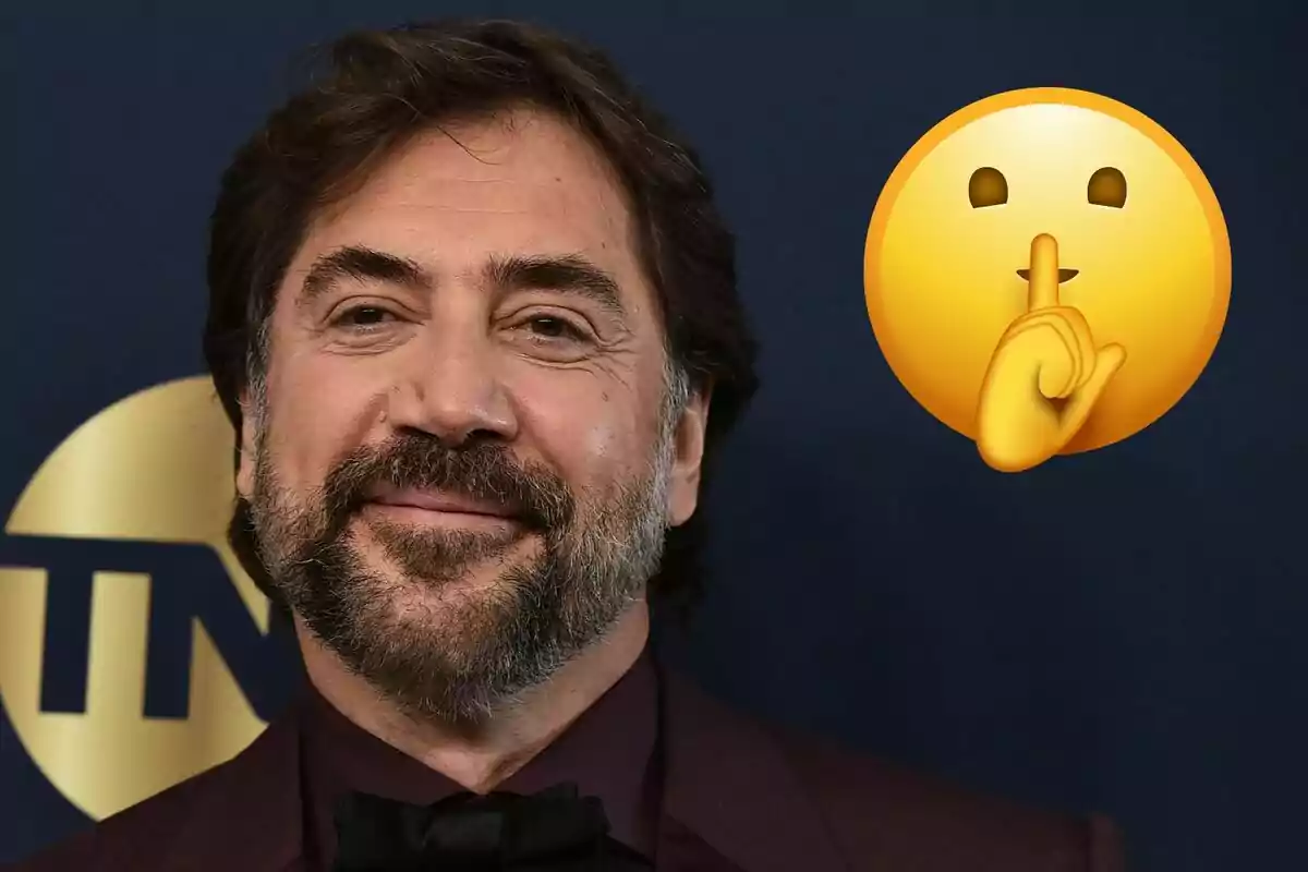 Javier Bardem con barba sonríe mientras un emoji de silencio está al lado de su rostro.