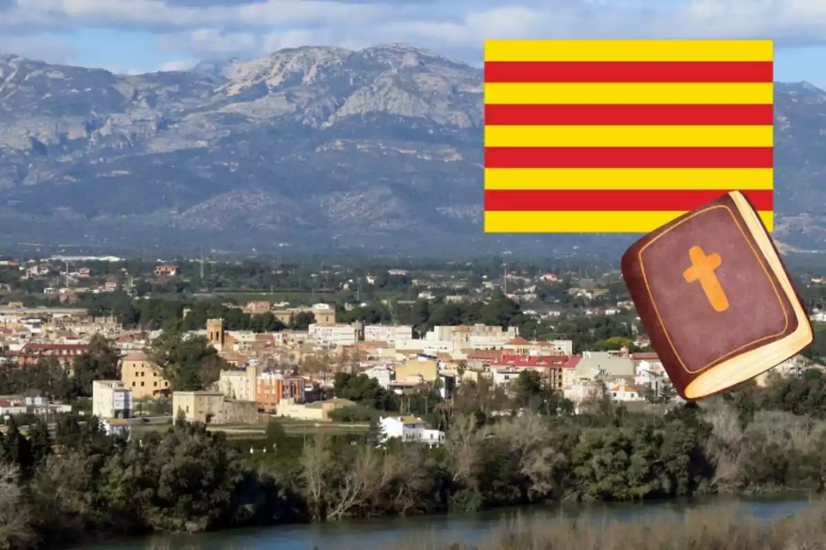 Muntatge d´una panoràmica del poble de Jesús, la bandera de Catalunya i una Bíblia