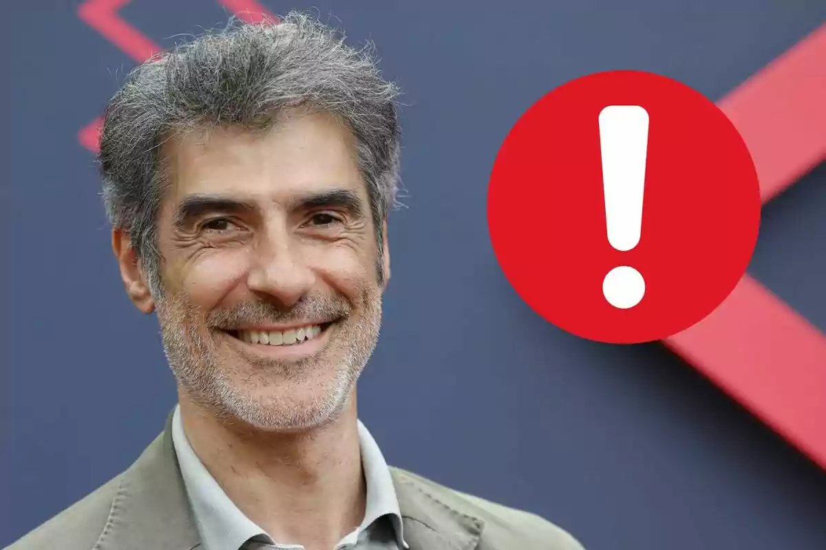 Jorge Fernández sonriendo con un signo de exclamación rojo al lado.