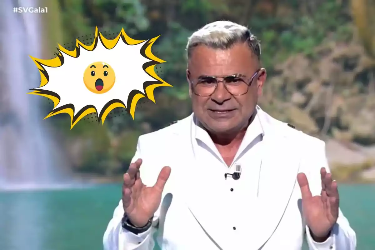 Jorge Javier Vázquez con gafas y traje blanco gesticula con las manos mientras un emoji sorprendido aparece en un fondo de naturaleza.