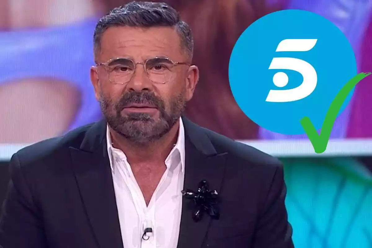 Muntatge amb Jorge Javier Vázquez amb ulleres i barba, el logotip de Telecinco i un tic verd