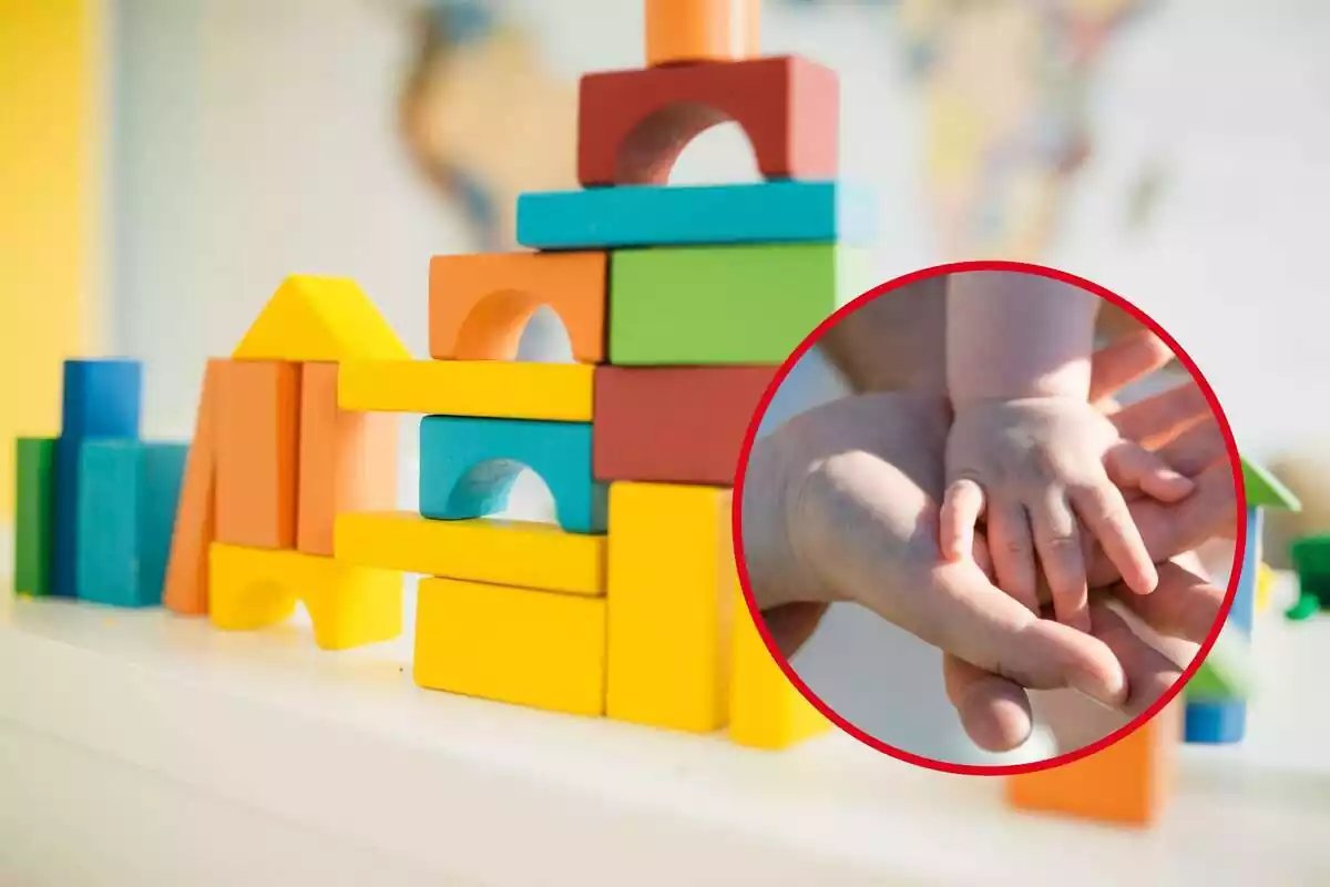 Muntatge d´una joguina de muntar peces i una rodona amb les mans d´un nadó i els seus pares
