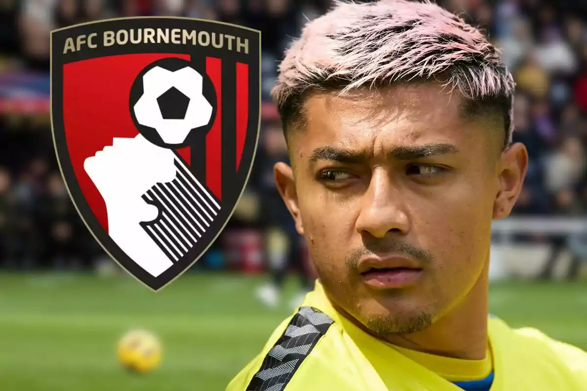 Jugador de futbol amb cabell tenyit de rosa i samarreta groga, amb l'escut de l'AFC Bournemouth al fons.