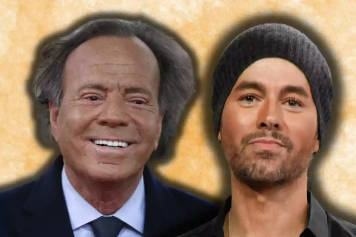 Julio Iglesias y Enrique Iglesias posan juntos frente a un fondo claro, uno lleva un gorro oscuro y el otro viste un traje formal.