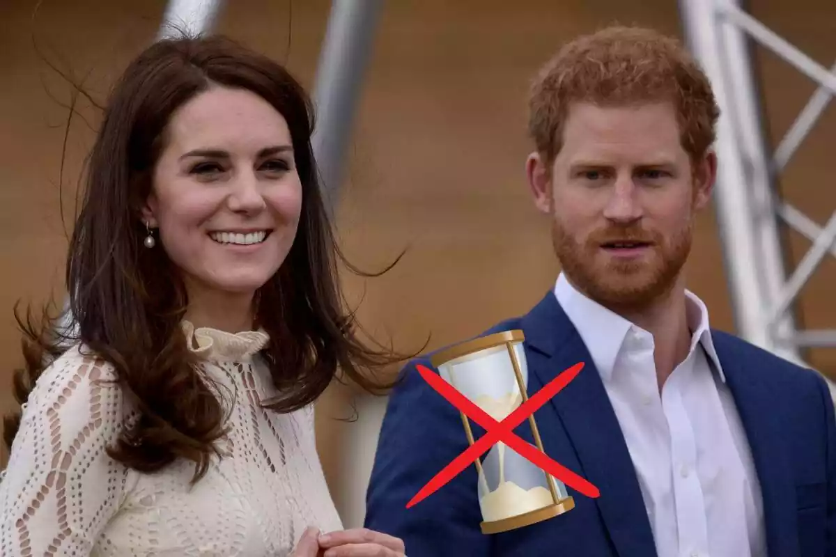 Muntatge de Kate Middleton somrient amb un jersei blanc al costat del príncep Enric seriós amb americana blava i camisa blanca i un rellotge de sorra amb una creu vermella a sobre