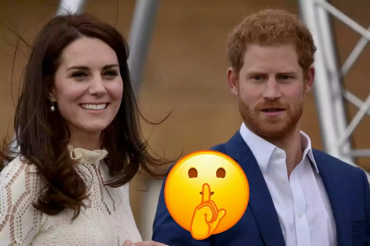 Kate Middleton i el príncep Harry posen junts a l'aire lliure, amb un emoji de silenci superposat en primer pla.