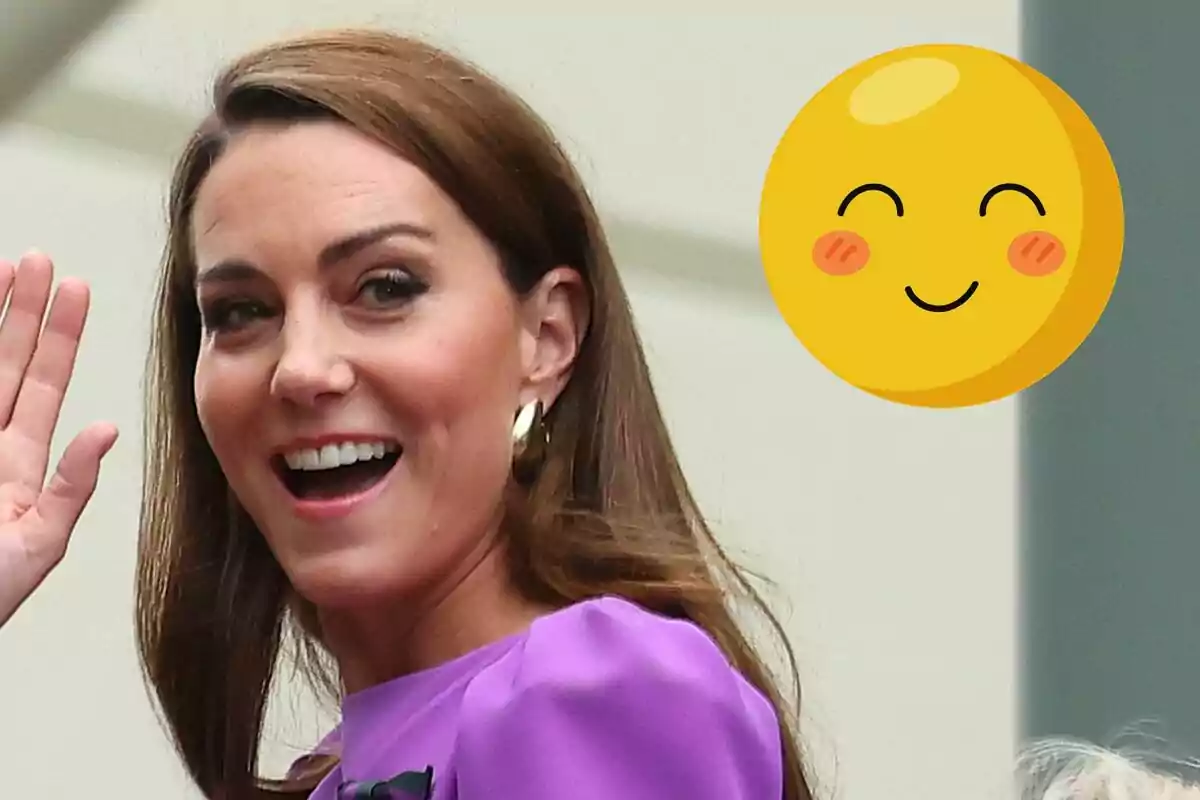 Kate Middleton sonriendo y saludando con un emoji sonriente al lado.