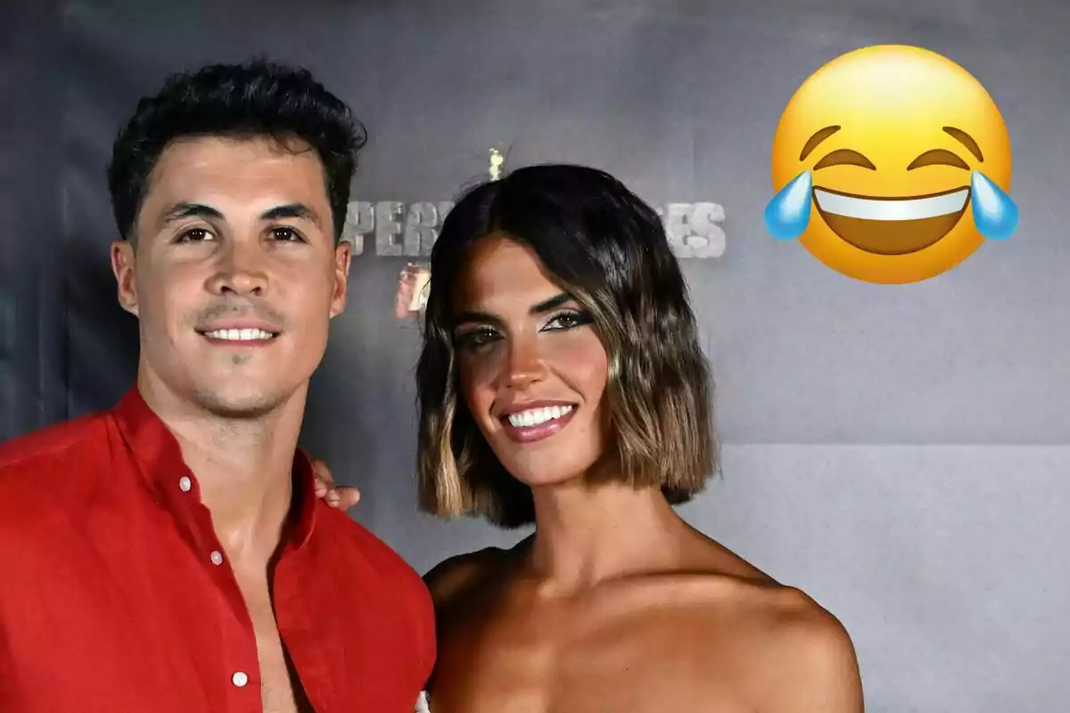 Kiko Jiménez i Sofia Suescun somrient posa davant d'un fons fosc amb un emoji de riure a la cantonada superior dreta.