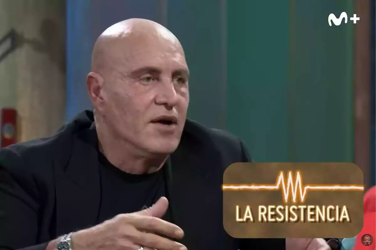 Captura de 'La Resistencia' amb Kiko Matamoros parlant el 13 de novembre de 2023 i el logotip del programa