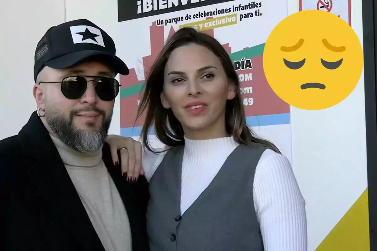 Kiko rivera i Irene Rosales posant davant d'un cartell amb un emoji de cara trist superposat.