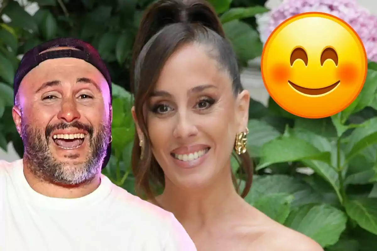 Kiko Rivera i Anabel Pantoja somrients amb un emoji de cara feliç sobre un fons de plantes.