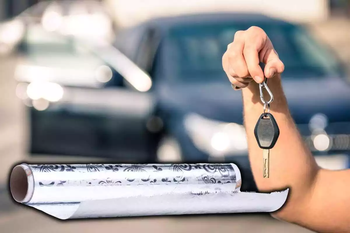 Muntatge on apareix una persona subjectant la clau d'un cotxe i al costat esquerre la imatge d'un paper d'alumini