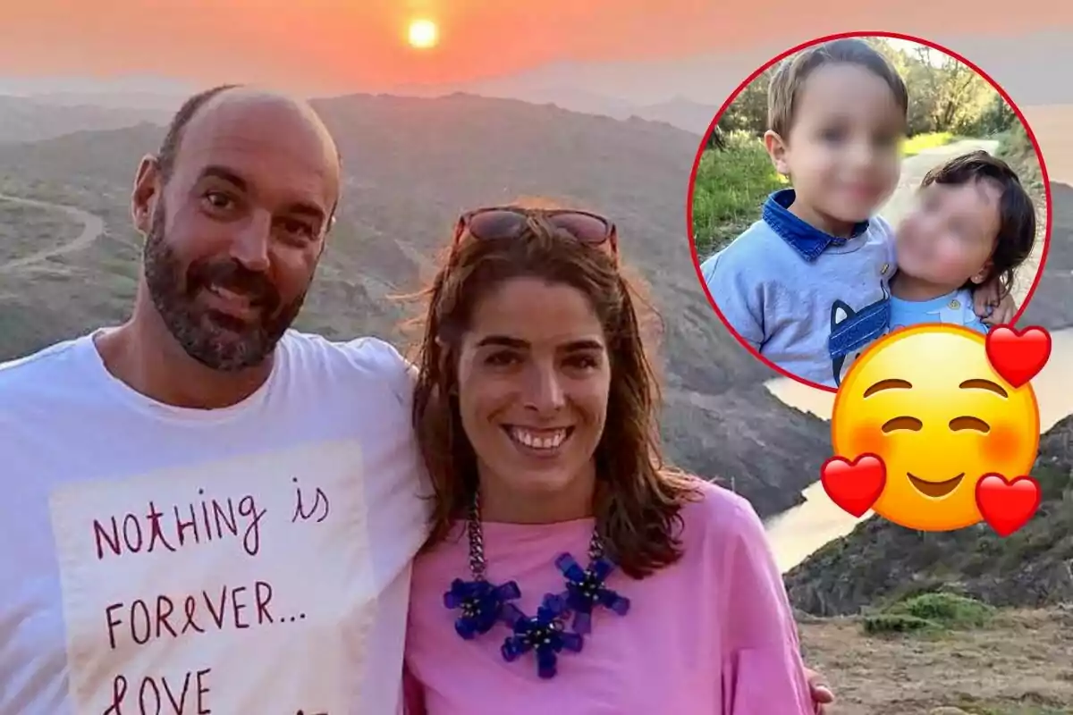 Llucià Ferrer i Carola Rucabado somrients posant a l'aire lliure cap al tard amb una imatge inserida dels seus fills abraçats i un emoji somrient amb cors.