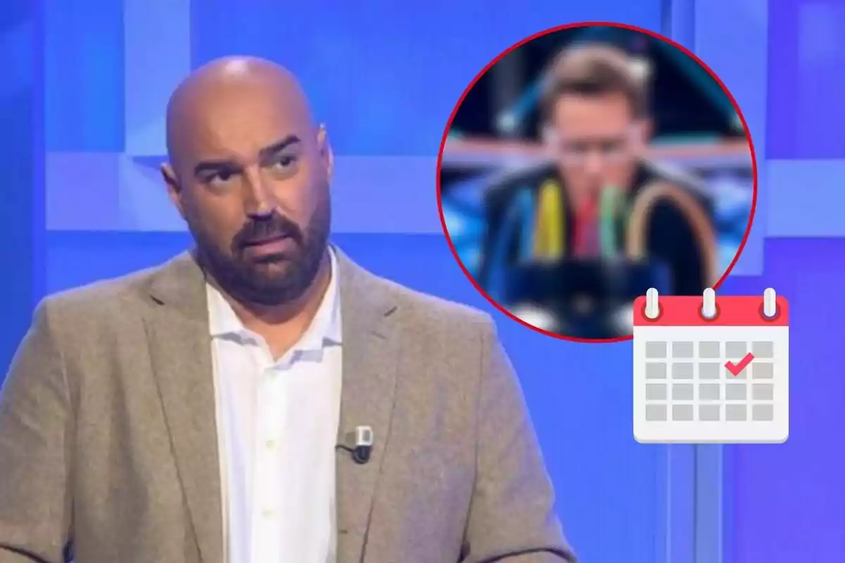 Llucià Ferrer amb barba i jaqueta clara és en un estudi de televisió amb un fons blau, ia la cantonada superior dreta hi ha un cercle amb una imatge borrosa d'una altra persona i una icona de calendari.