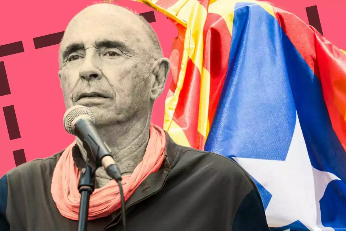 Un hombre hablando al micrófono con una bandera de fondo sobre un fondo rosa.