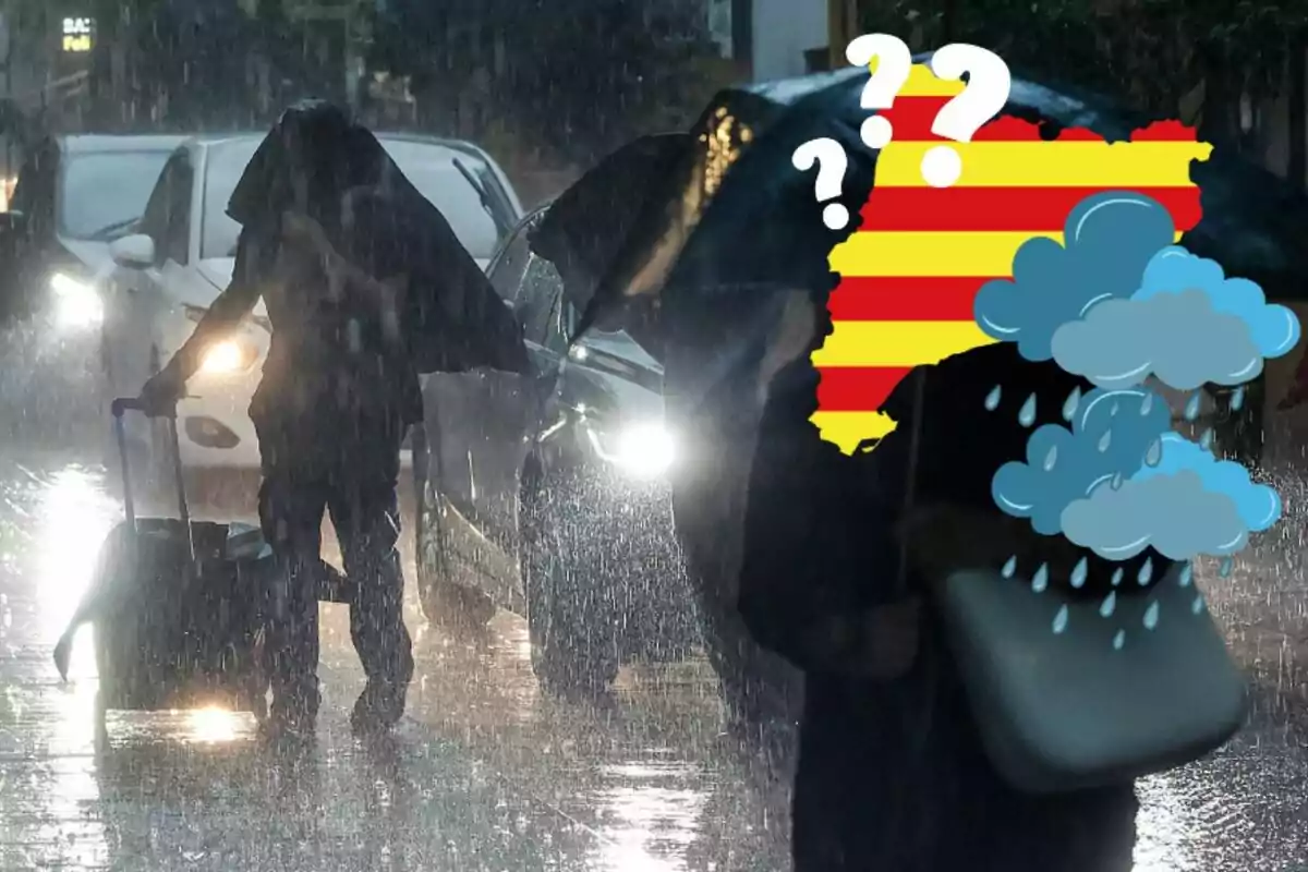 Persones caminant sota la pluja intensa en un carrer, algunes usant paraigües i d'altres cobrint-se amb roba, mentre un gràfic d'una regió amb núvols i signes d'interrogació apareix superposat.