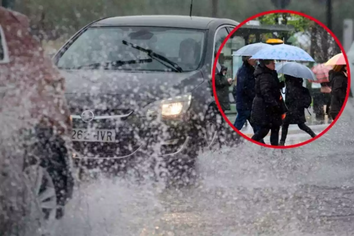 Un coche circula sobre una carreteara mojada, y en el círculo, gente con paraguas