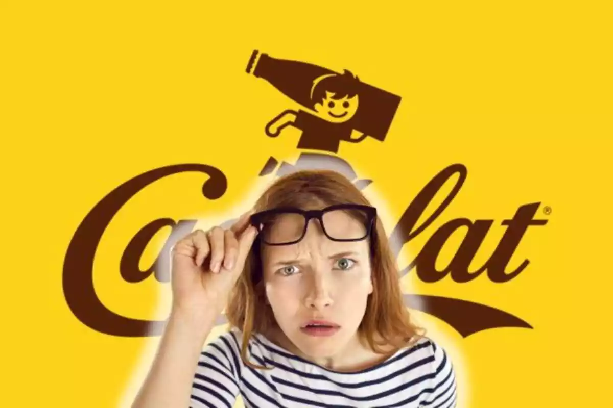Una dona perilloses amb ulleres fent cara de sorpresa i de fons el logotip groc de Cacaolat
