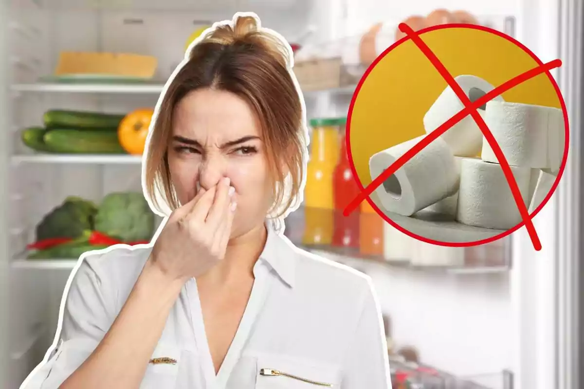 Mujer tapándose la nariz frente a un refrigerador abierto con un símbolo de prohibición sobre rollos de papel higiénico.