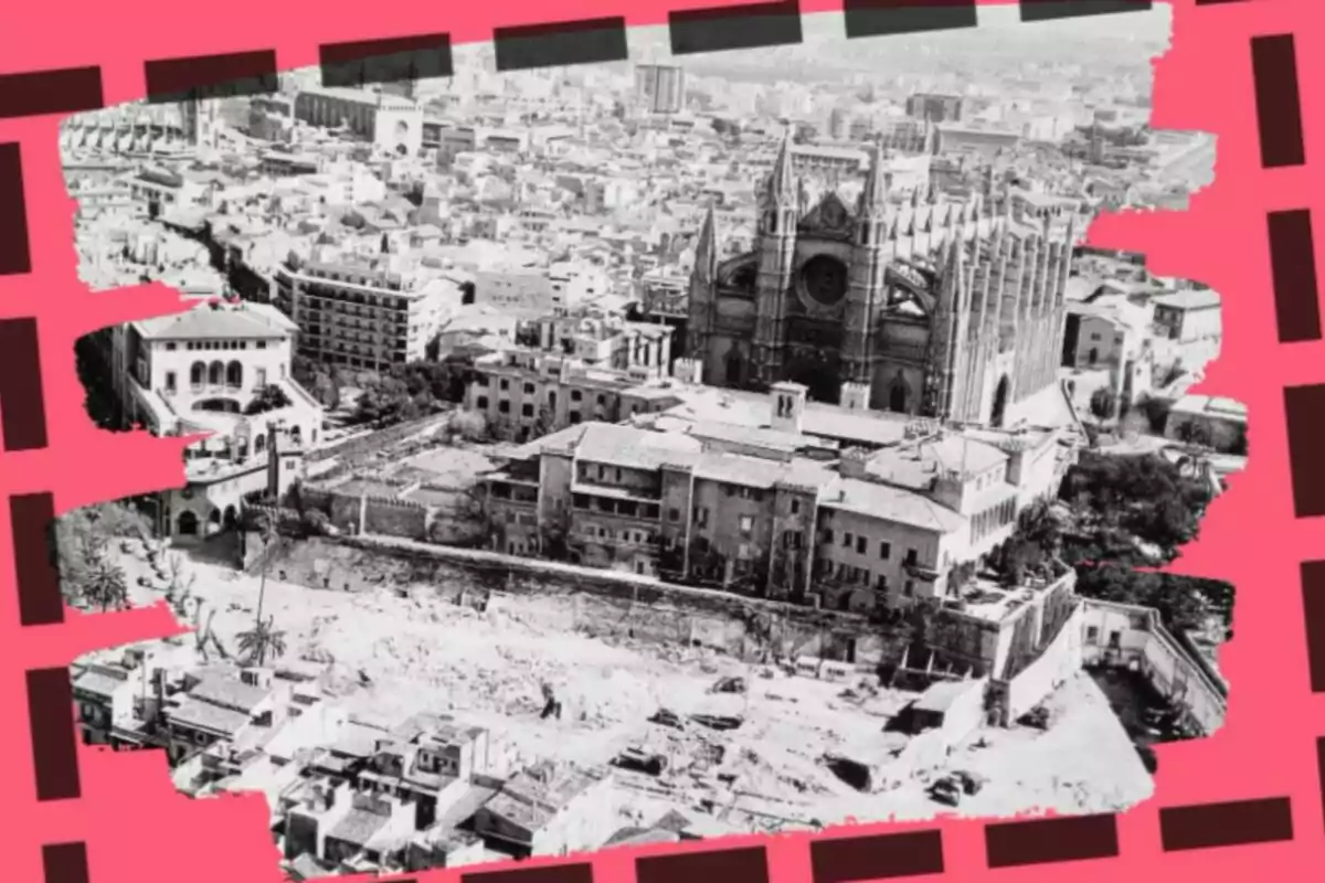 Vista aèria en blanc i negre d?una ciutat amb una catedral gòtica prominent al centre, envoltada d?edificis i estructures urbanes, amb una vora decorativa en tons rosats i negres.